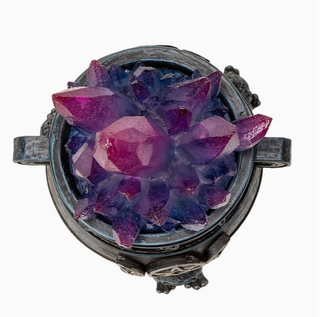Chaudron Magique Avec Cristaux Violets Lumineux | Sorcière et Magie
