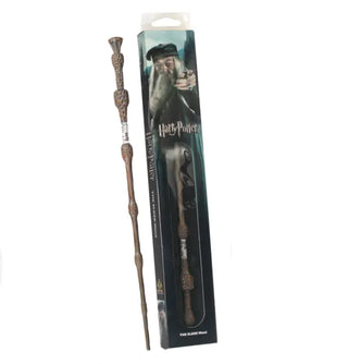 La baguette de sureau d'Albus Dumbledore dans sa boîte d'origine, mettant de l'avant l'image du célèbre sorcier et de la franchise Harry Potter